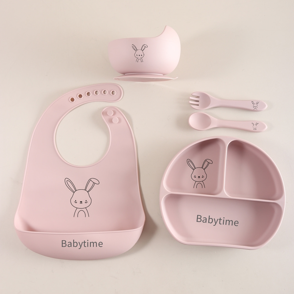 Silicone Suction Bowl - 5点セットのベビー食器セット。食品グレードのシリコン製で、よだれかけ、吸盤付きプレート、ボウル、スプーン、フォークが含まれ、離乳食に最適なギフトセットです。